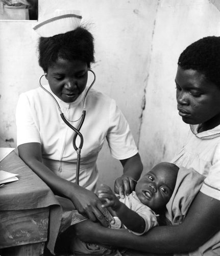 Baby onderzocht door een verpleegster van de Chiwenga Kliniek